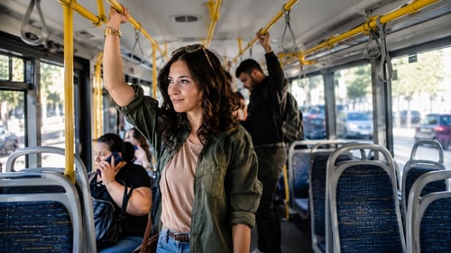 Una chica en el autobús