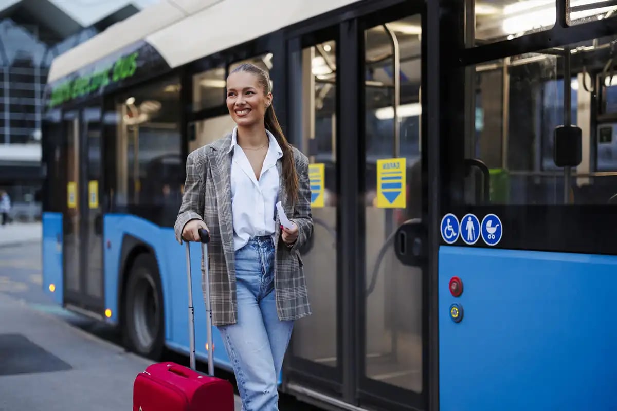 Chica caminando junto al autobús