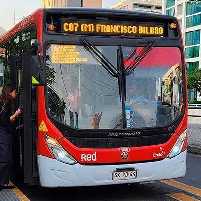 Pantallas de infoentretenimiento de PIS Systems en un autobús de Chile